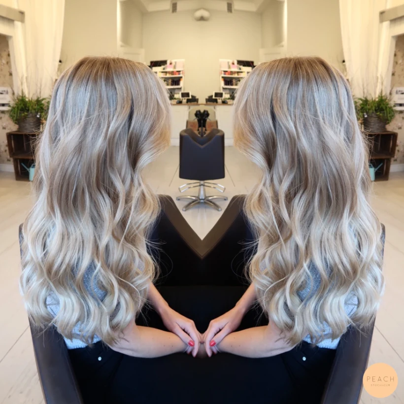Kall blond hårfärg med slingor och ljusa slingor