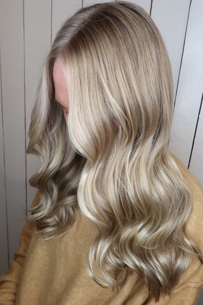 Beige blond hårfärg med mörkare slingor
