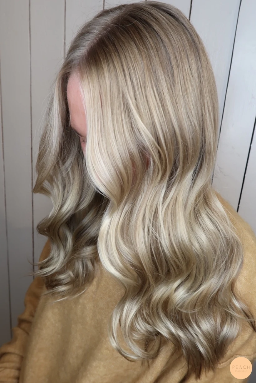 Beige blond hårfärg med mörkare slingor
