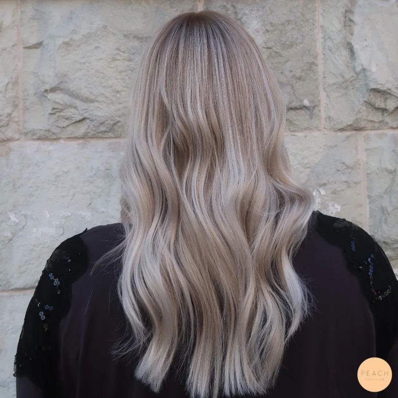 Vit blond med mjuk gråhårsövergång