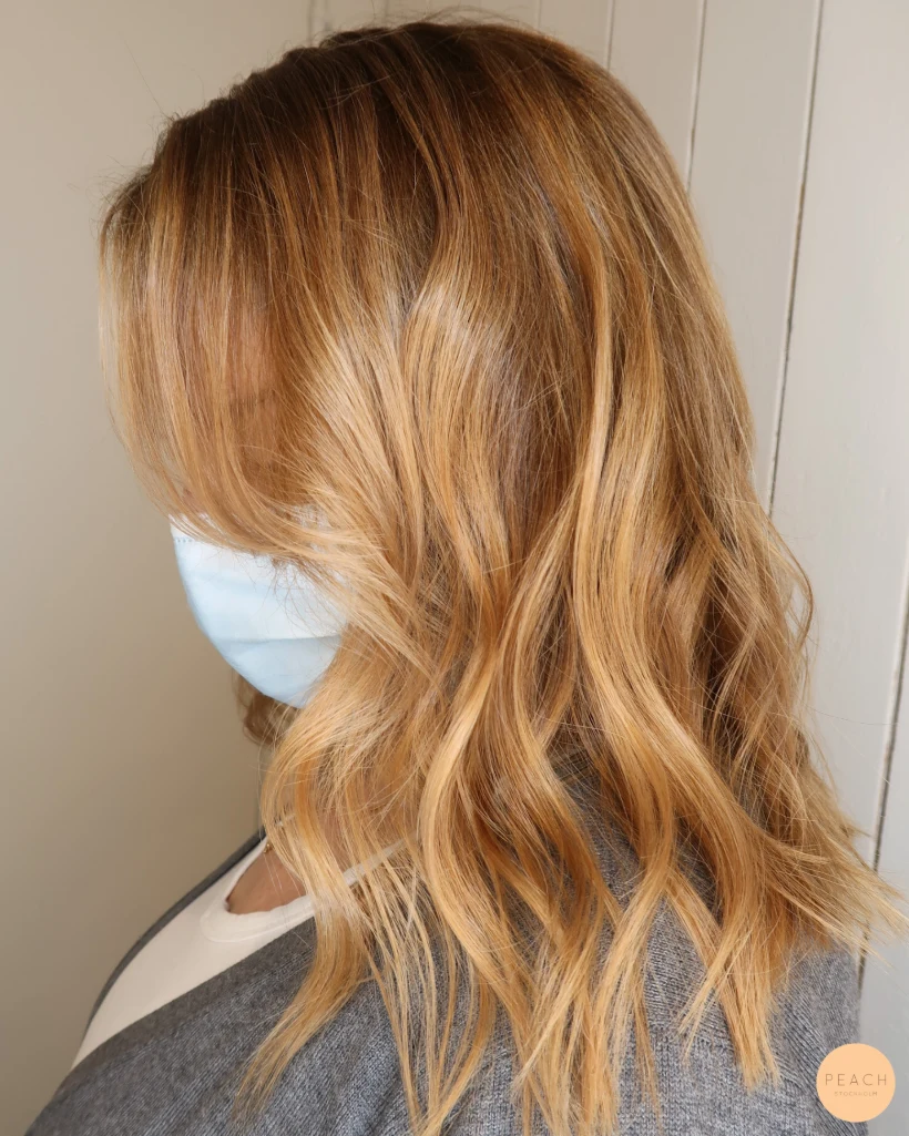 Guldblond hårfärg med mjuk root shadow