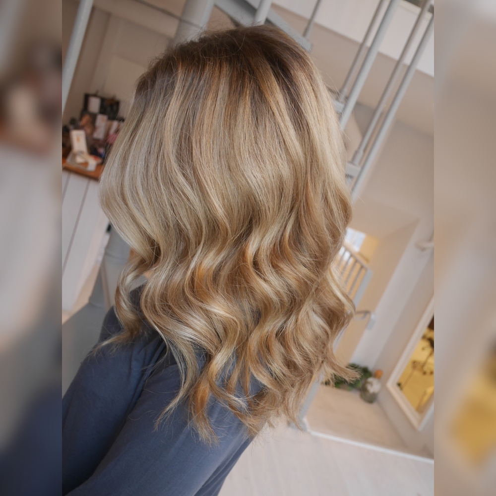 Blond med bruna slingor och ljusa slingor