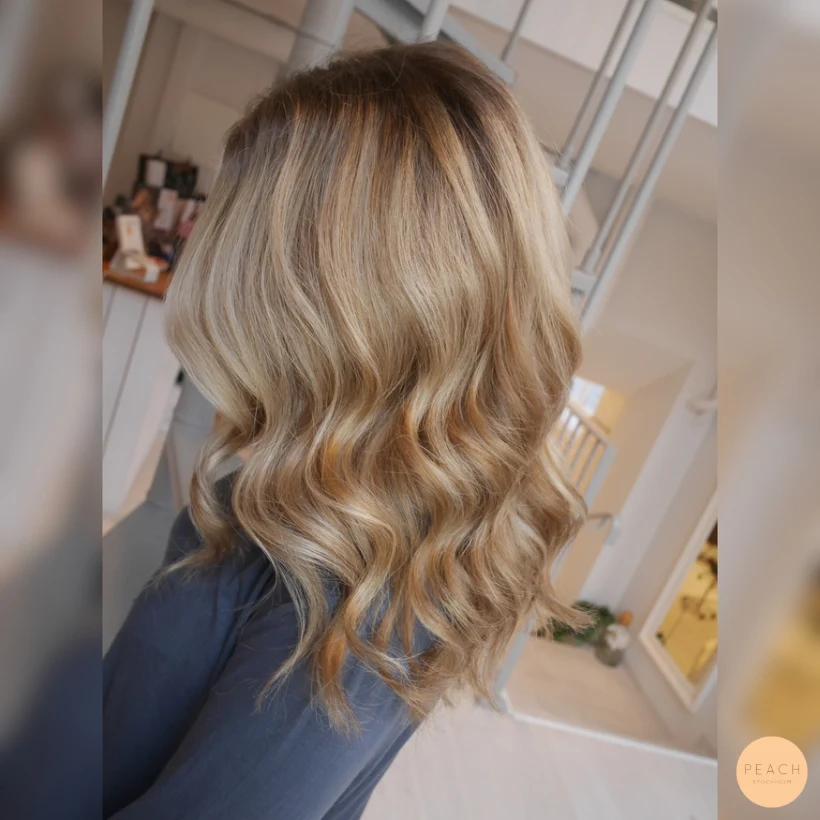 Blond med bruna slingor och ljusa slingor
