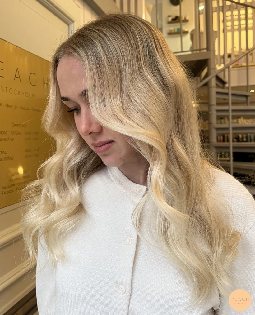 Kall blond balayage med extra glans