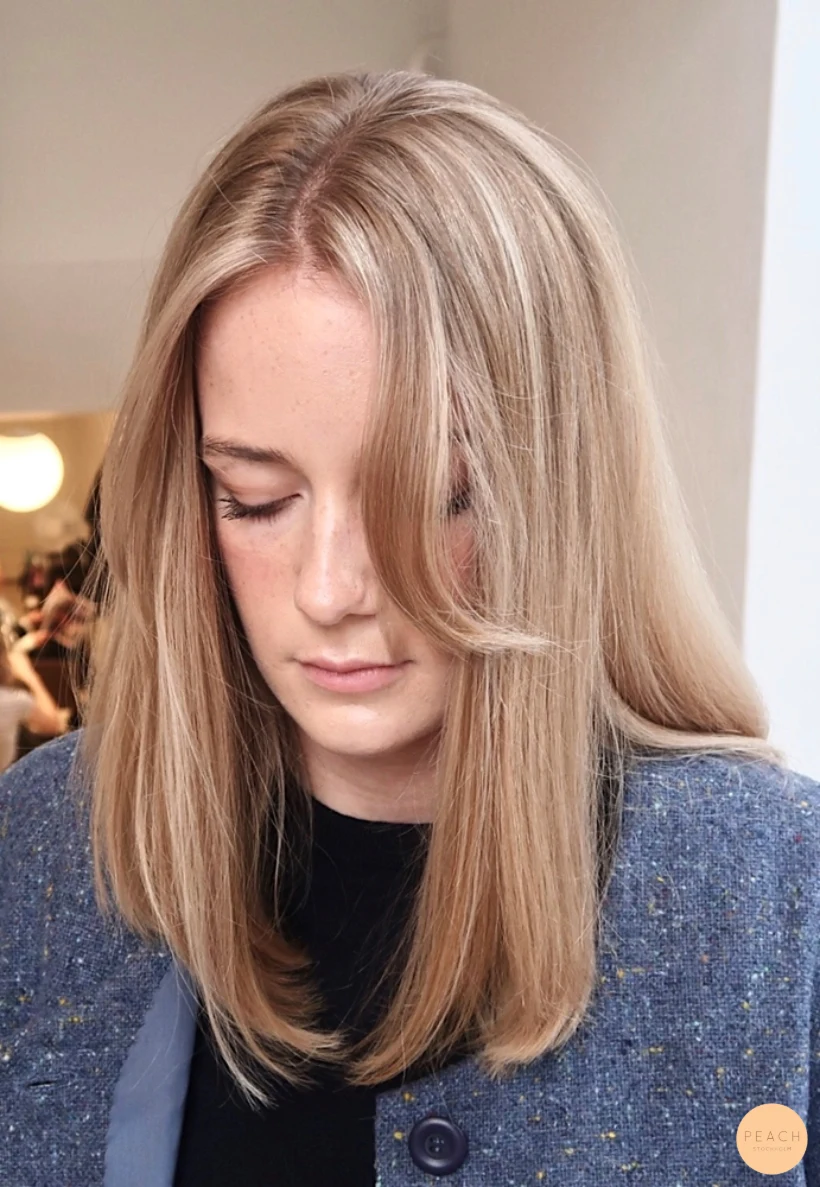 Soft balayage blond med ljusa slingor