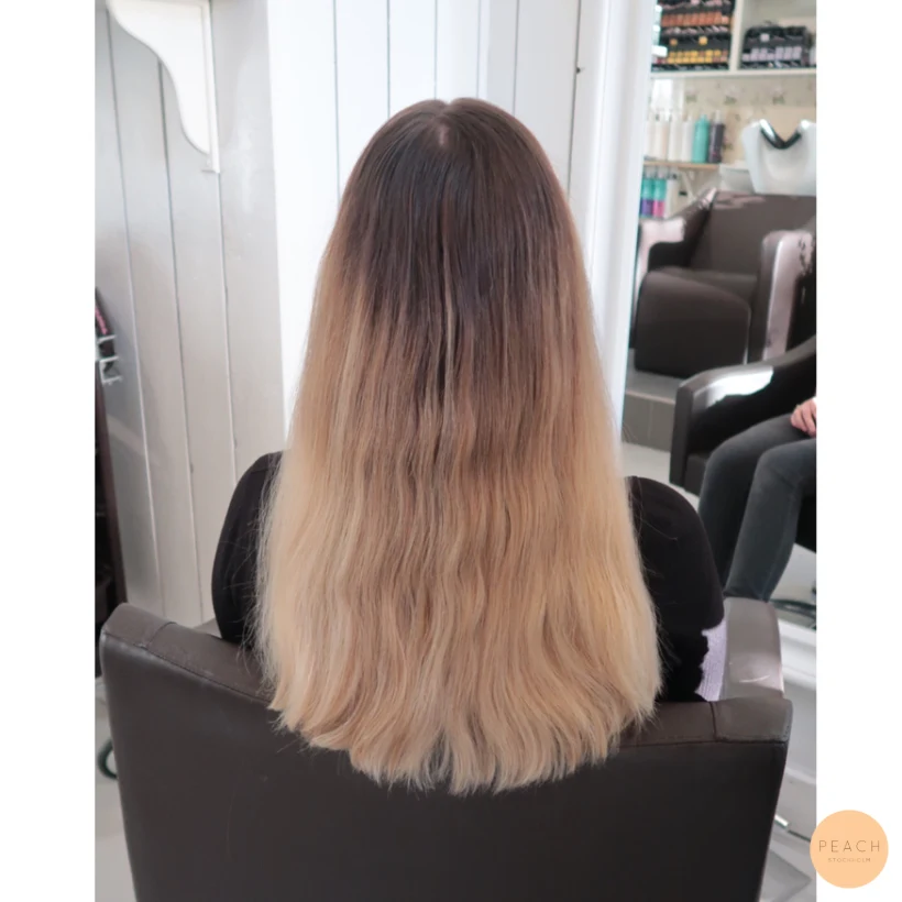 Beige blond hårfärg med lob klippning och ljusa slingor
