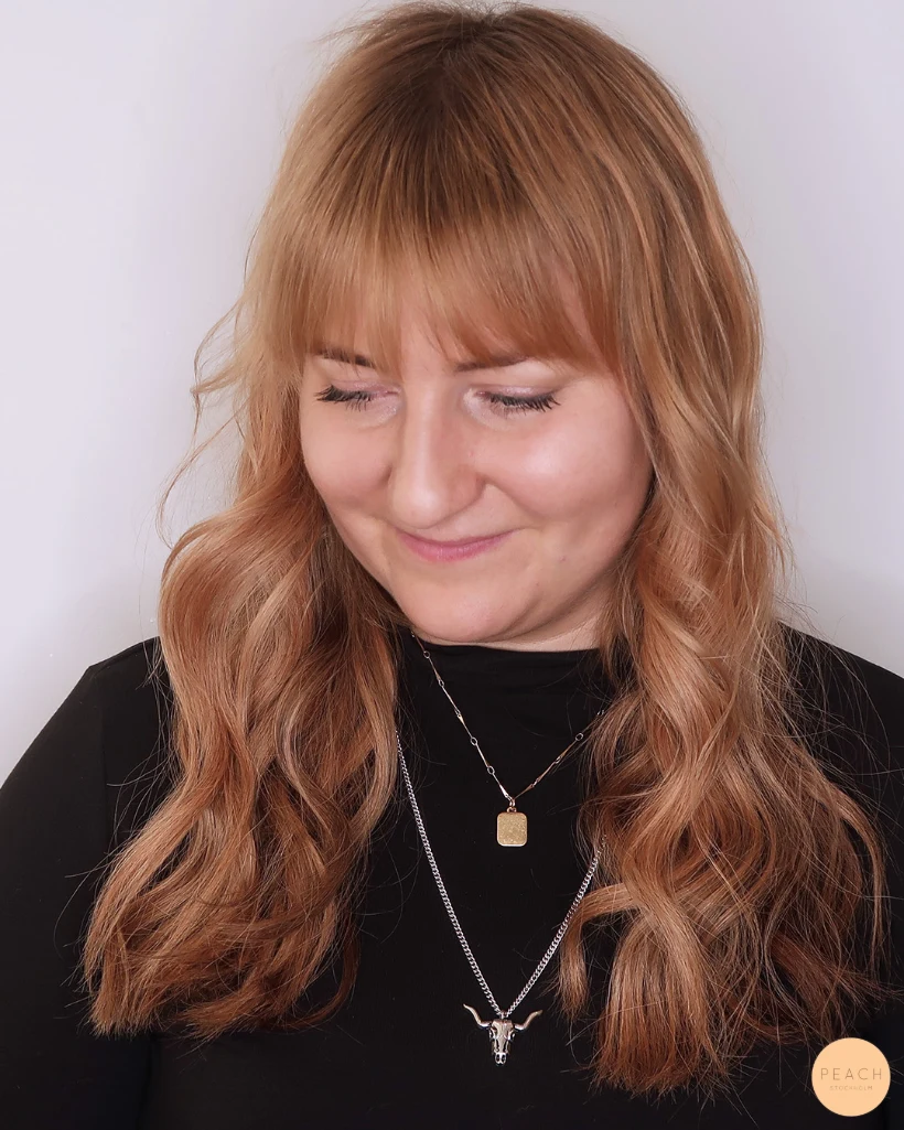 Hårförlängning med Hairtalk tejp hår i en varm, fin mörk blond frisyr på Peach Stockholm 's egna Camilla