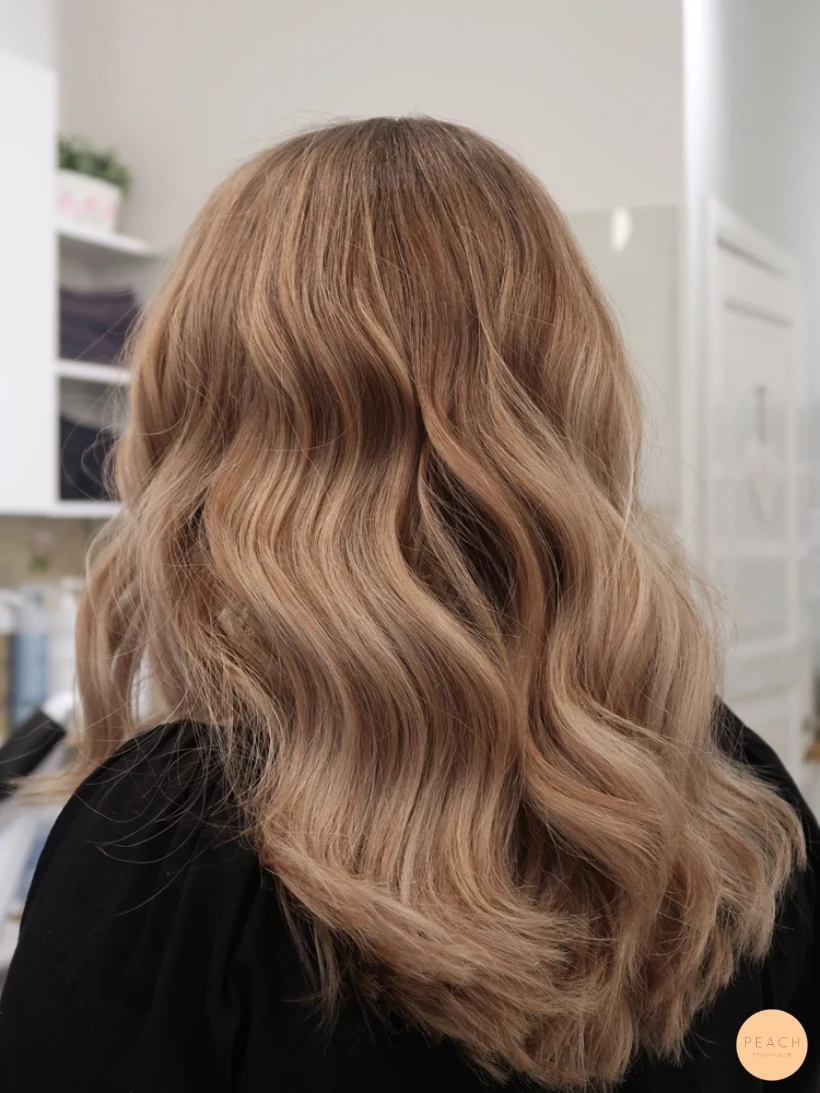 Blond hårfärg med olika nyanser och mjuka lowlights