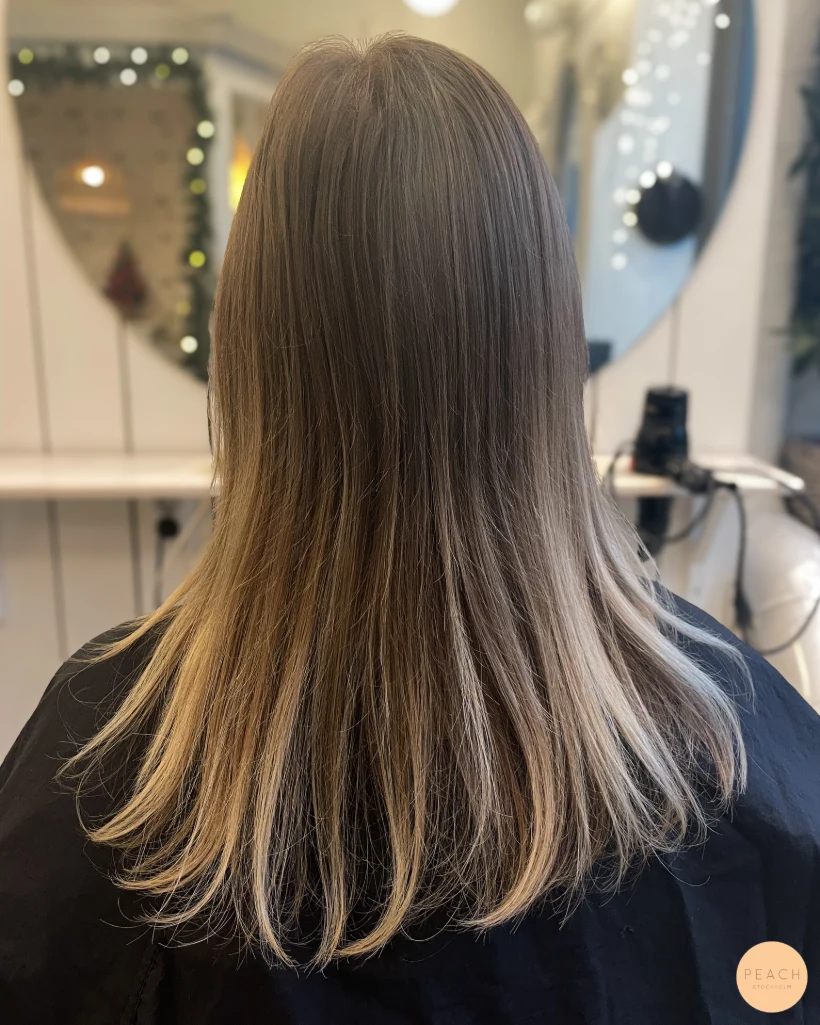 Balayage i mörkt hår med ljusa slingor