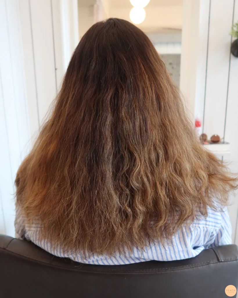 Karamell brun hårfärg med slingor