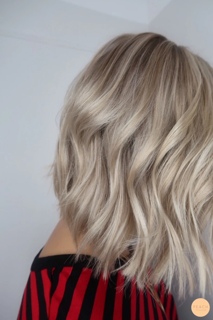 Blonda slingor med kortare klippning