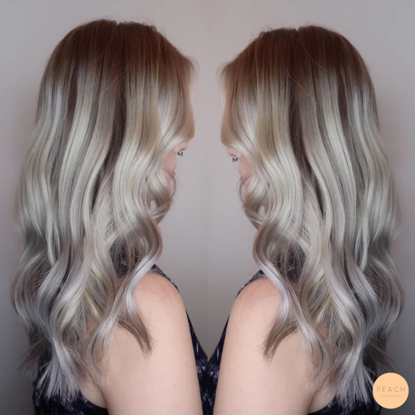 Askblond hårfärg med pastell violetta toppar, trend 2018