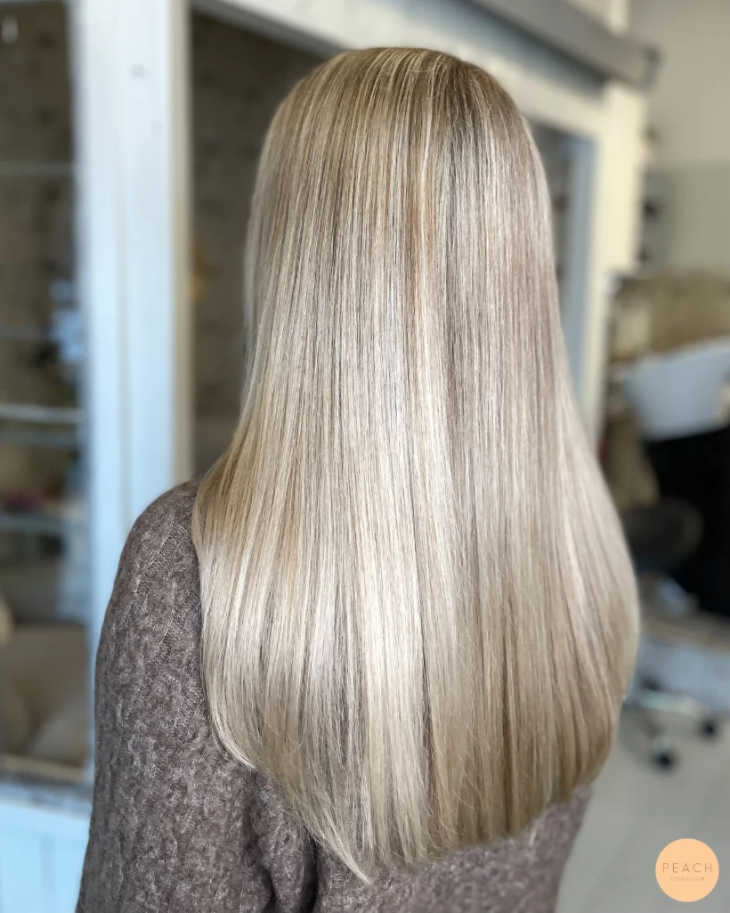 Blonda slingor med varm nyansering