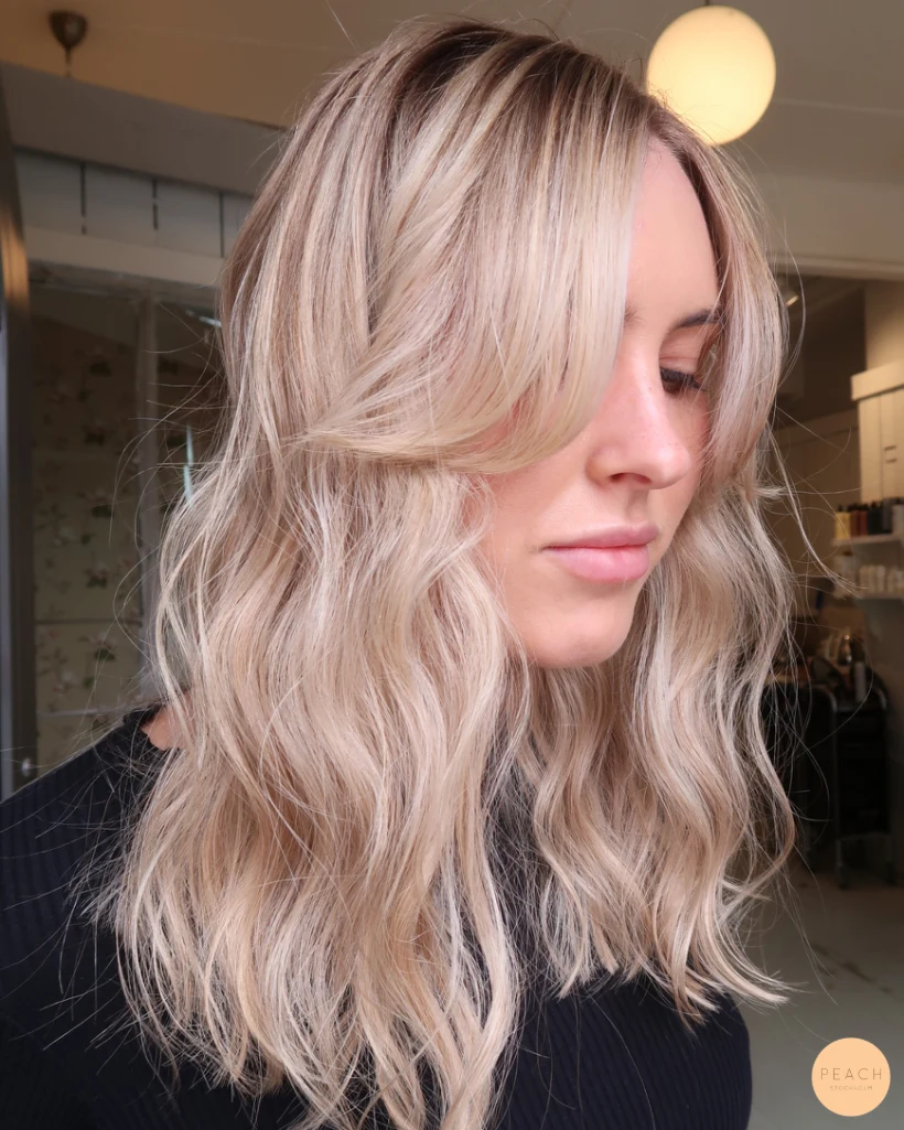 Beige blond hårfärg med slingor och gardinlugg