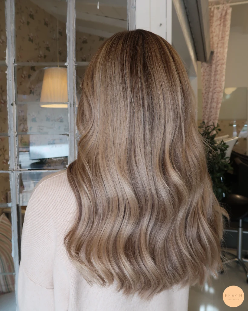 Naturlig beige blond med root shadow