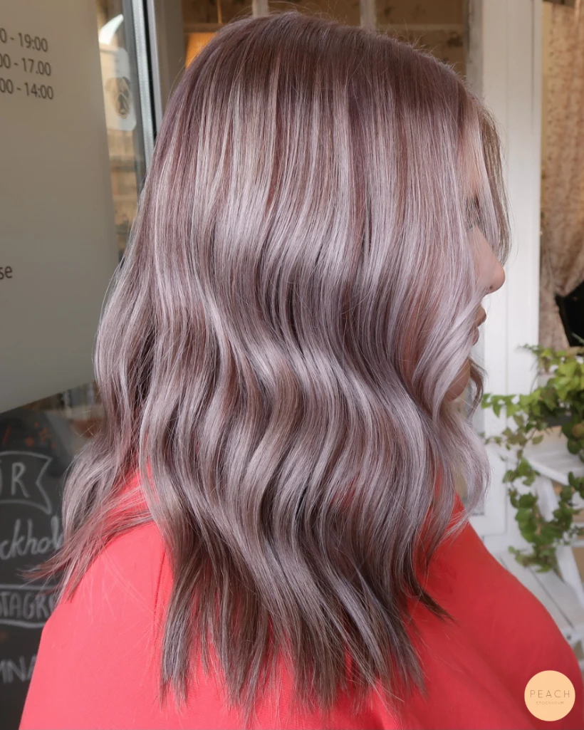 Bronde hårfärg med ljusa slingor och sval nyansering