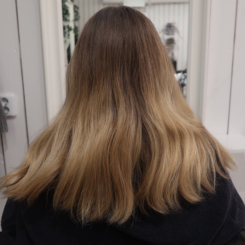 Slingat blont hår