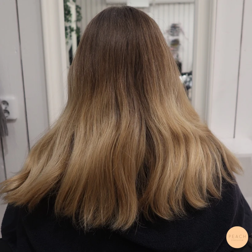 Slingat blont hår