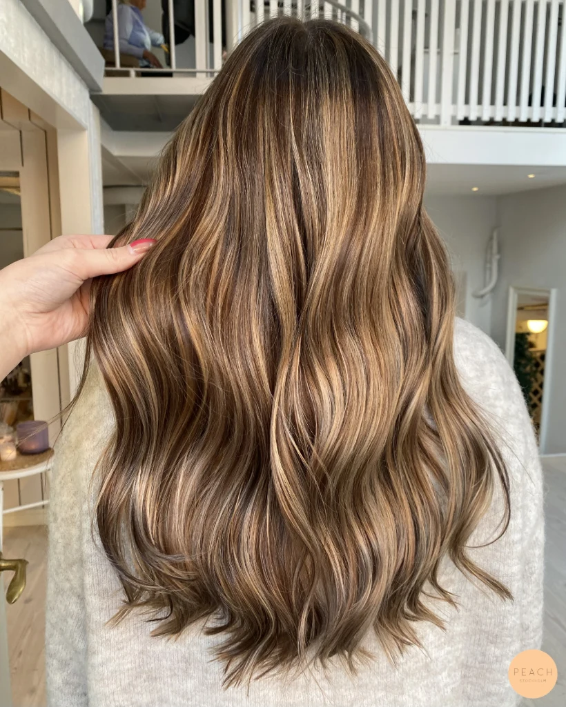 Soft bronde balayage med highlights och lowlights