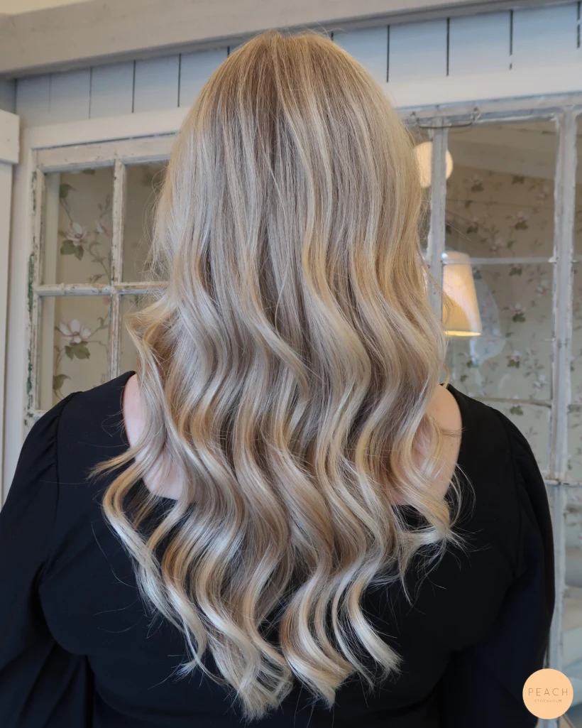 Blond balayage med mjuk root shadow
