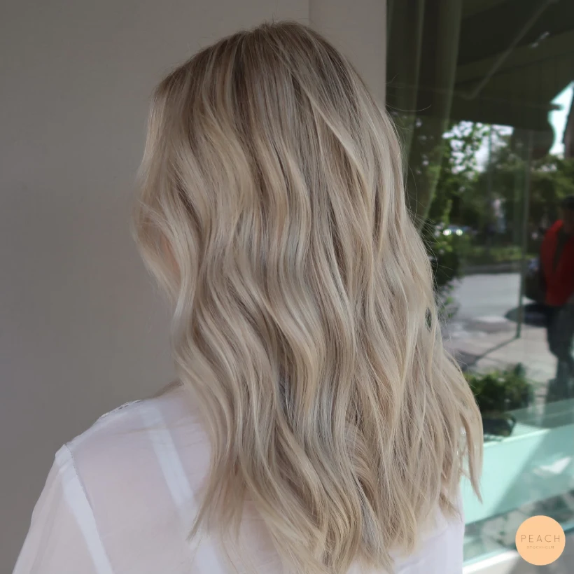 Kall Beige blond hårfärg med beige toner