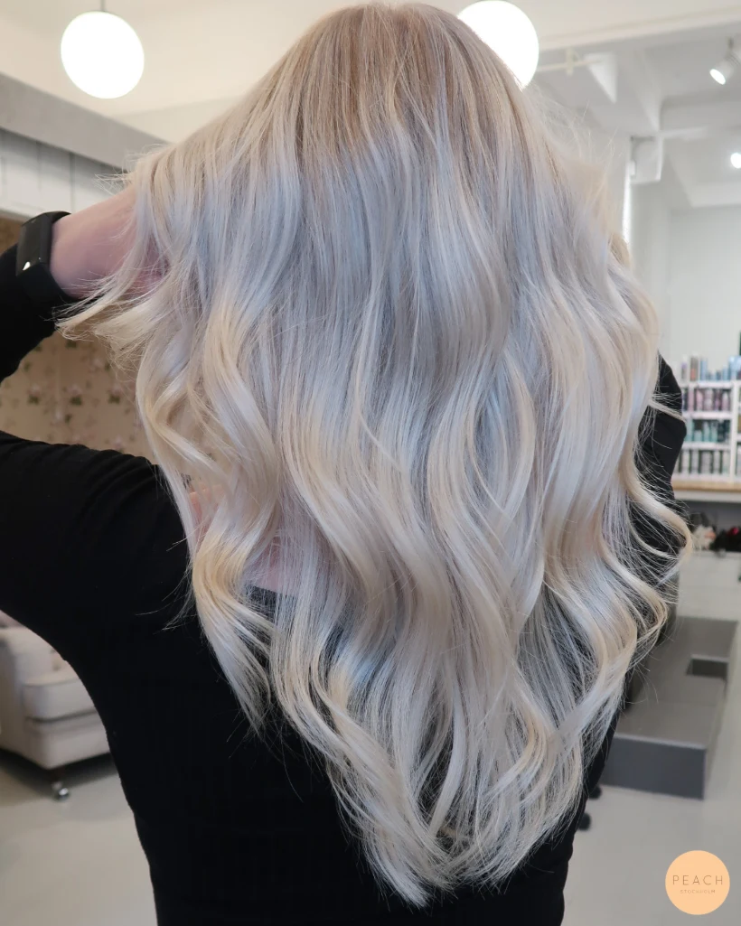 Isblond hårfärg med ljusa slingor