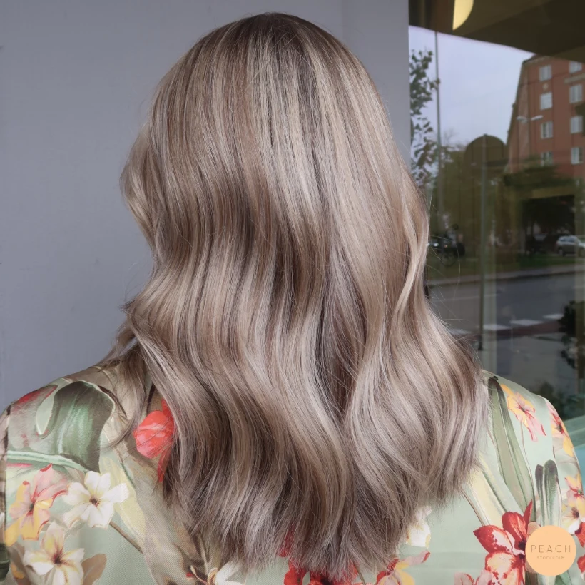Beige blond balayage med lowlights och highlights