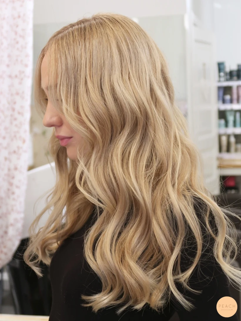 Blond hårfärg slingor med ljusa slingor