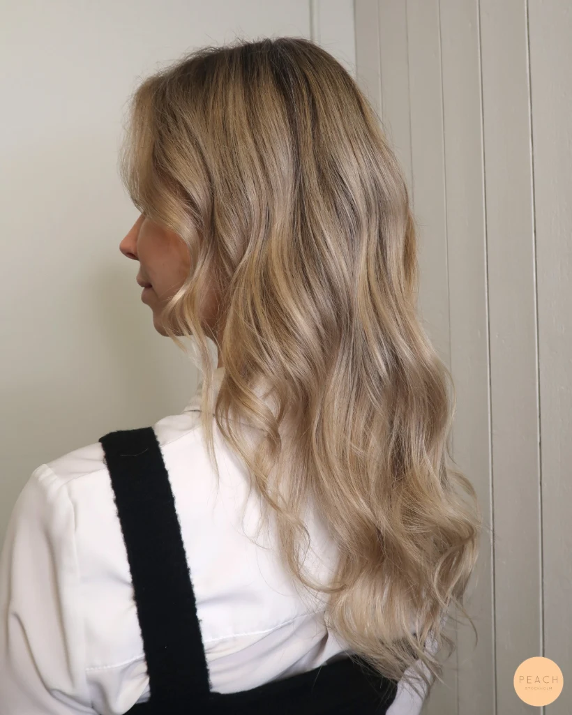Beige blond balayage med ljusa slingor