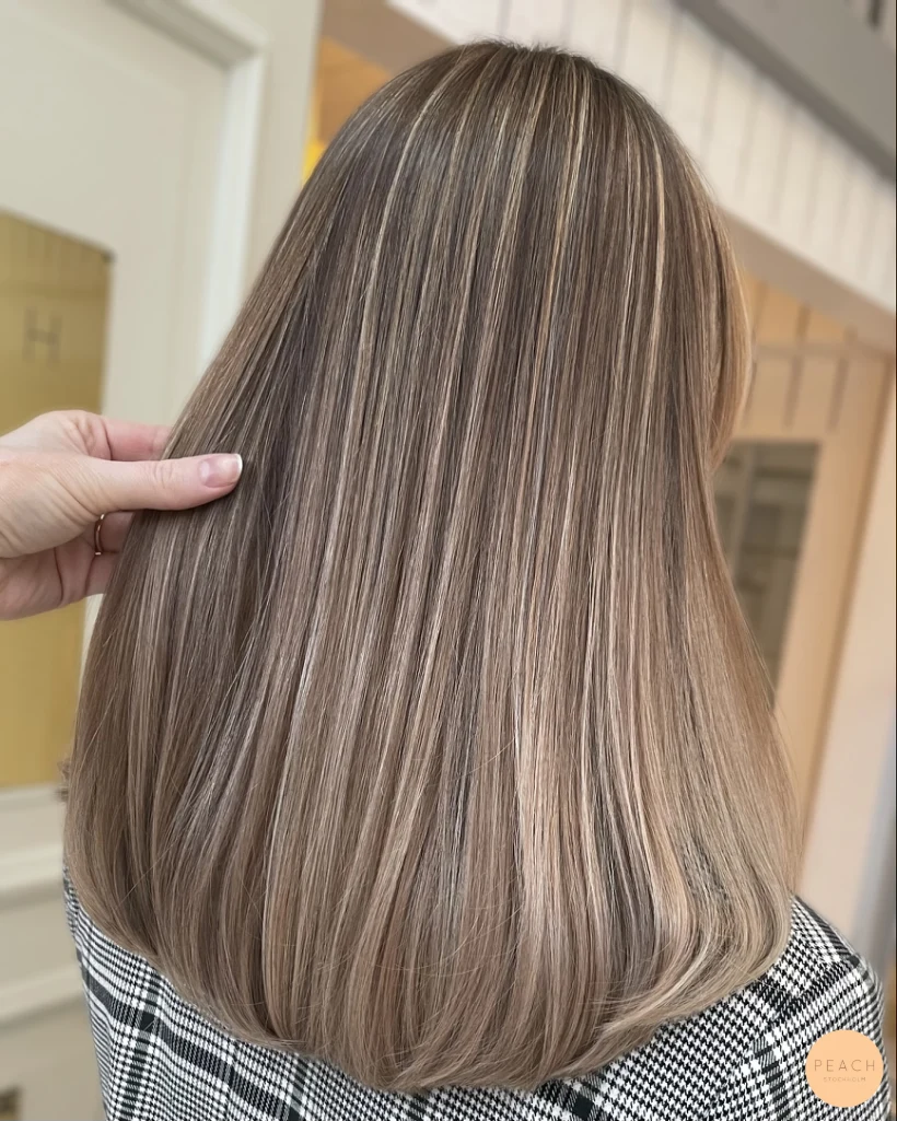 Sval beige blond hårfärg med mjuka lowlights