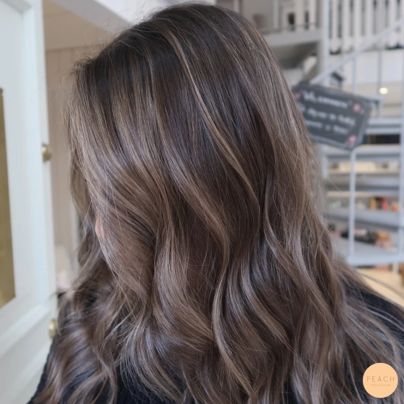 Balayage mörkt hår med krämig ton