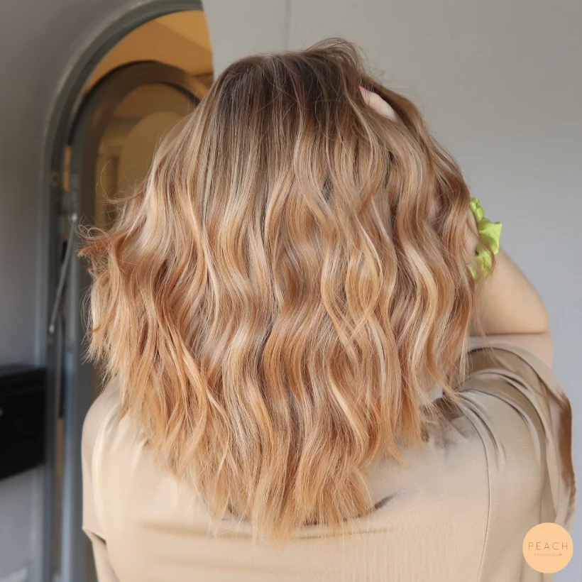 Copper blonde hair med ljusa slingor