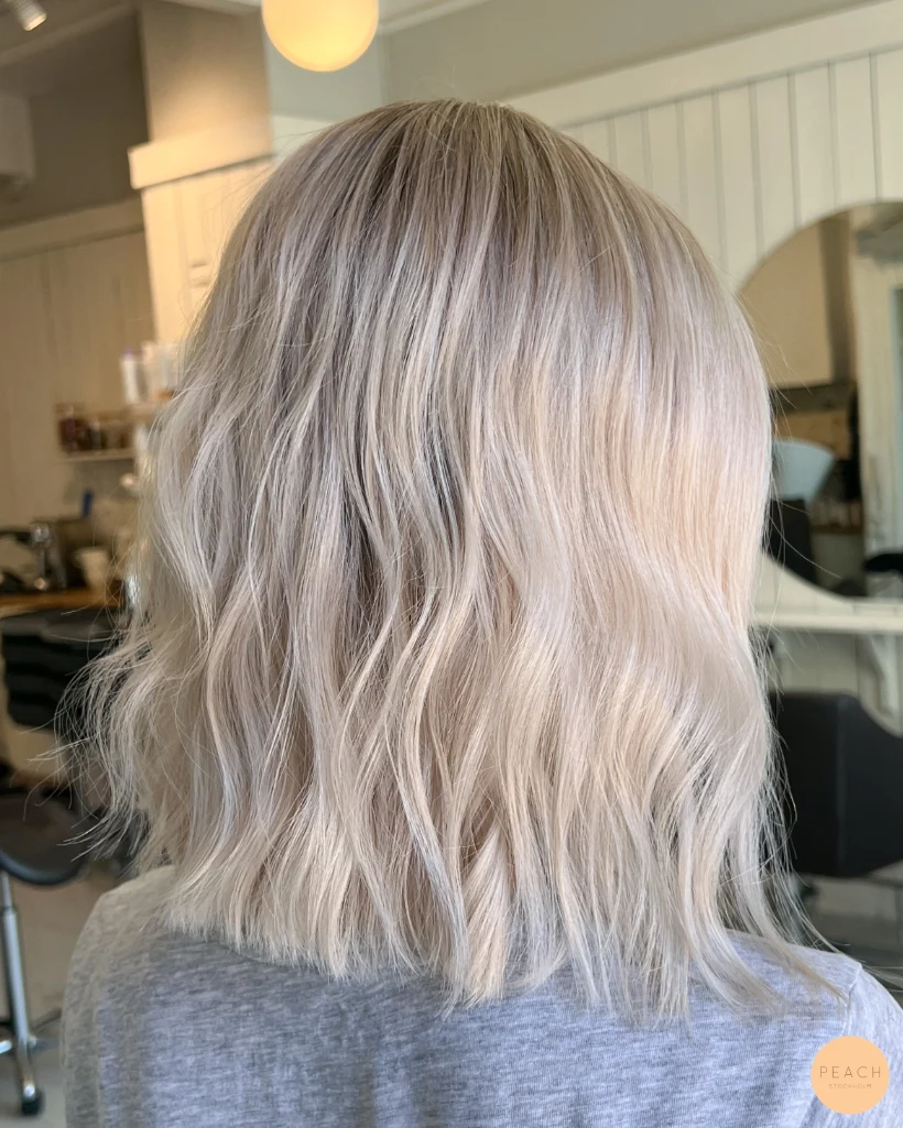 Bright blonde hair med fina babylights