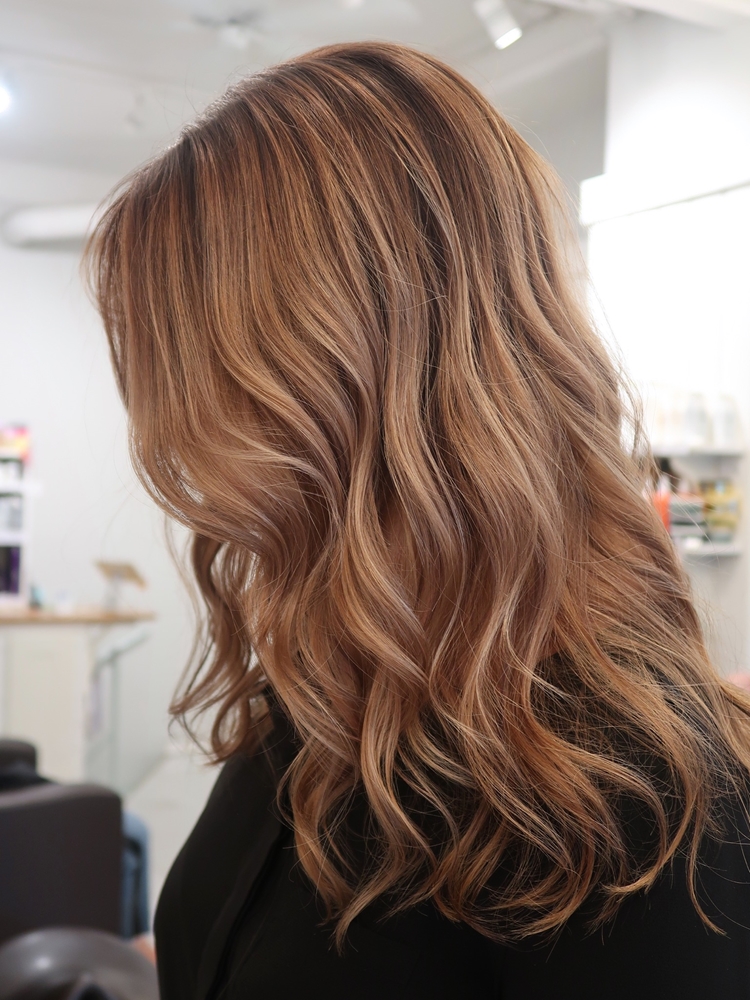 Balayage med mörk botten och ljusa lyxiga slingor