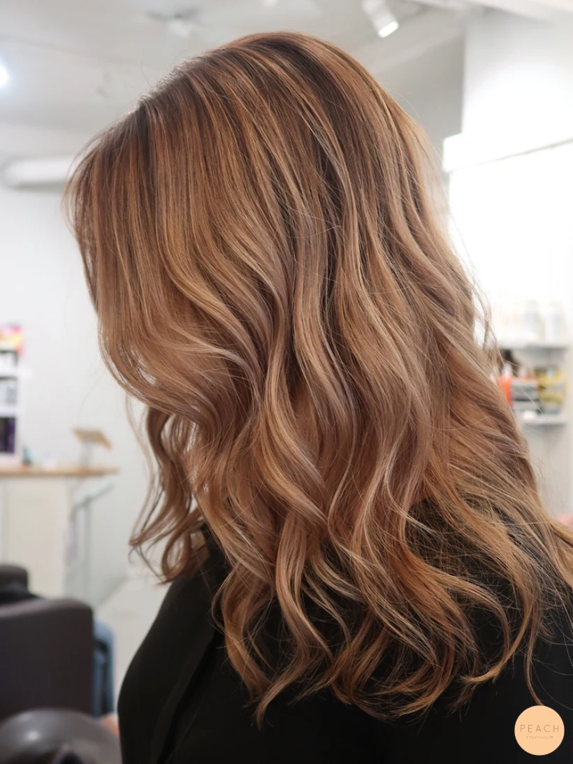 Balayage med mörk botten och ljusa lyxiga slingor
