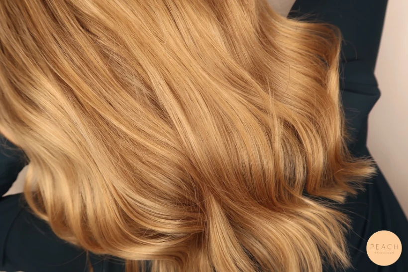 Varm blond färg med ljusa slingor