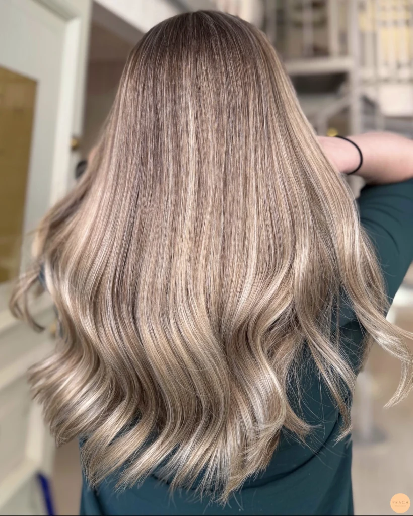 Krämig beige blond balayage