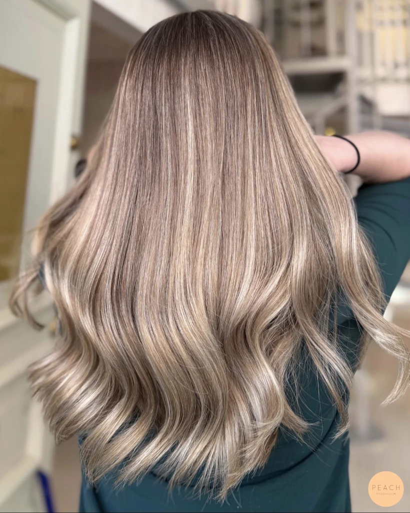 Krämig beige blond balayage