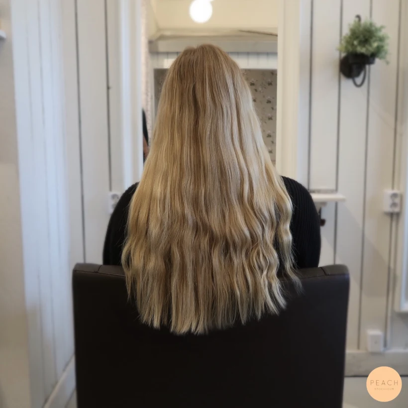 Beigeblond hårfärg med highlights och lowlights