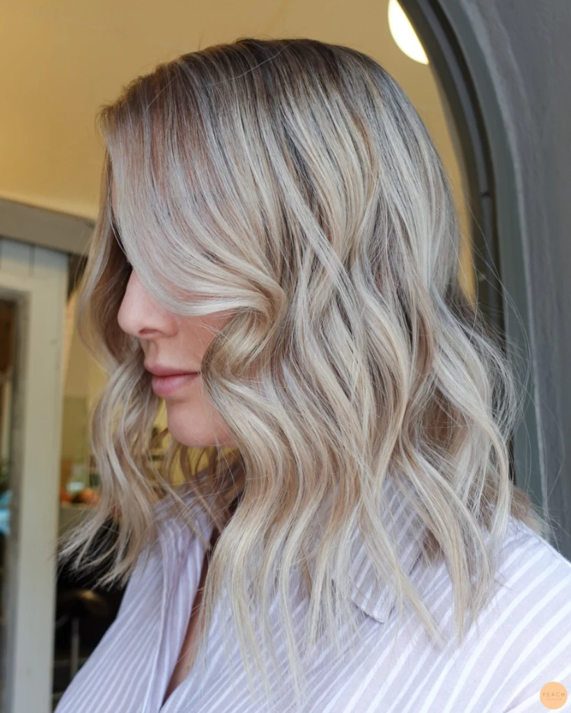 Kall blond hårfärg med ljusa slingor