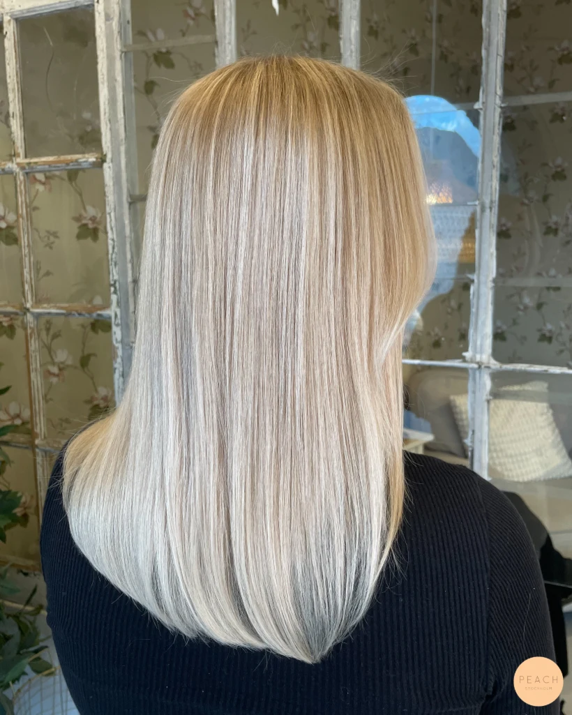 Vaniljblond hårfärg med ljusa slingor