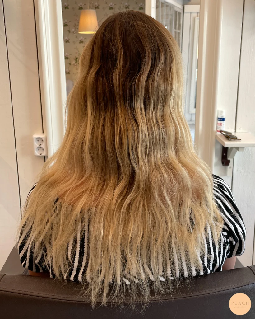 Kall beige hårfärg med balayageteknik