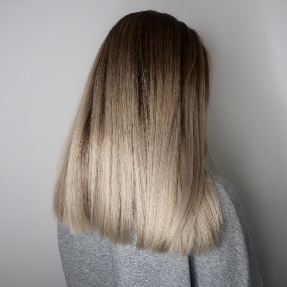 Uppljusning kall blond hårfärg