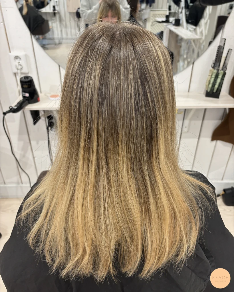 Beige blond med suddade slingor