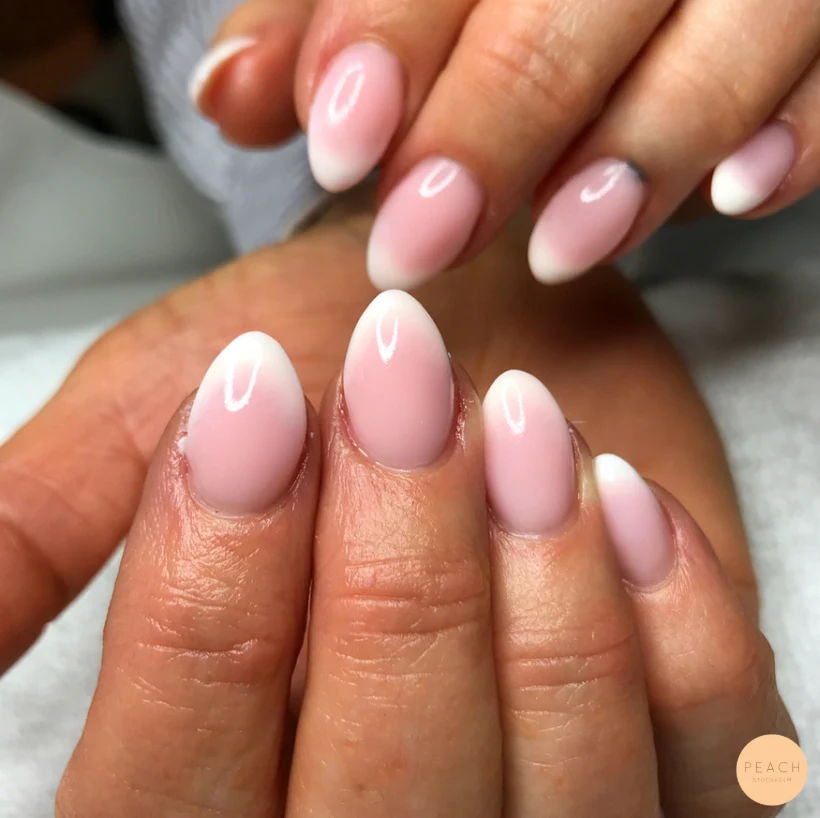 Faded french naglar med fransk manikyr