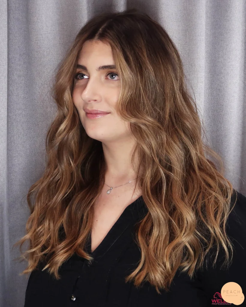 Bronde hårfärg med teasylights slingor och balayage för en stor färgkorrigering