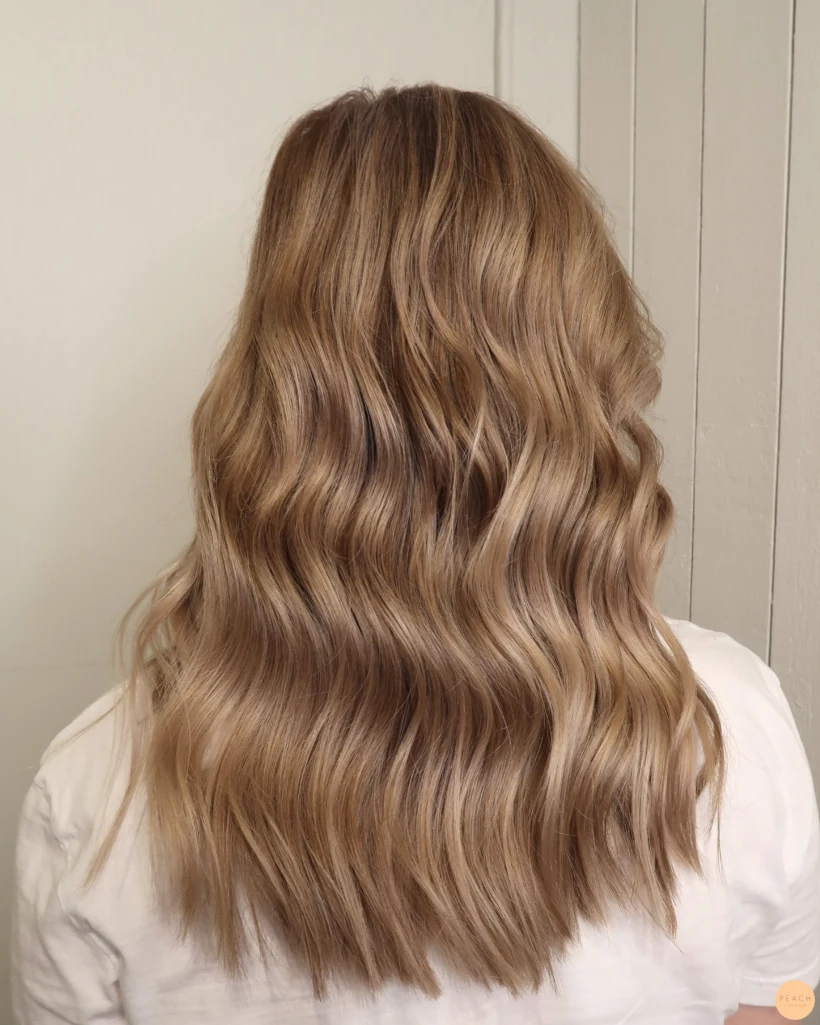 Beige blond med ljusa och mörka slingor