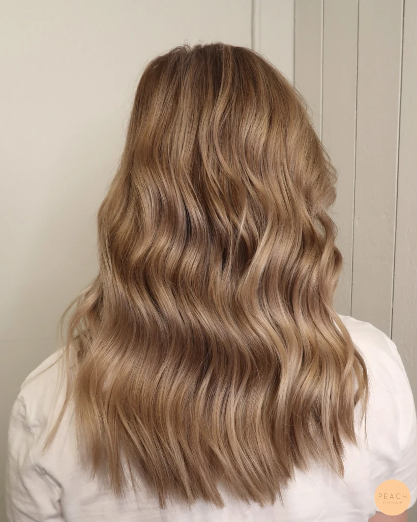 Beige blond med ljusa och mörka slingor