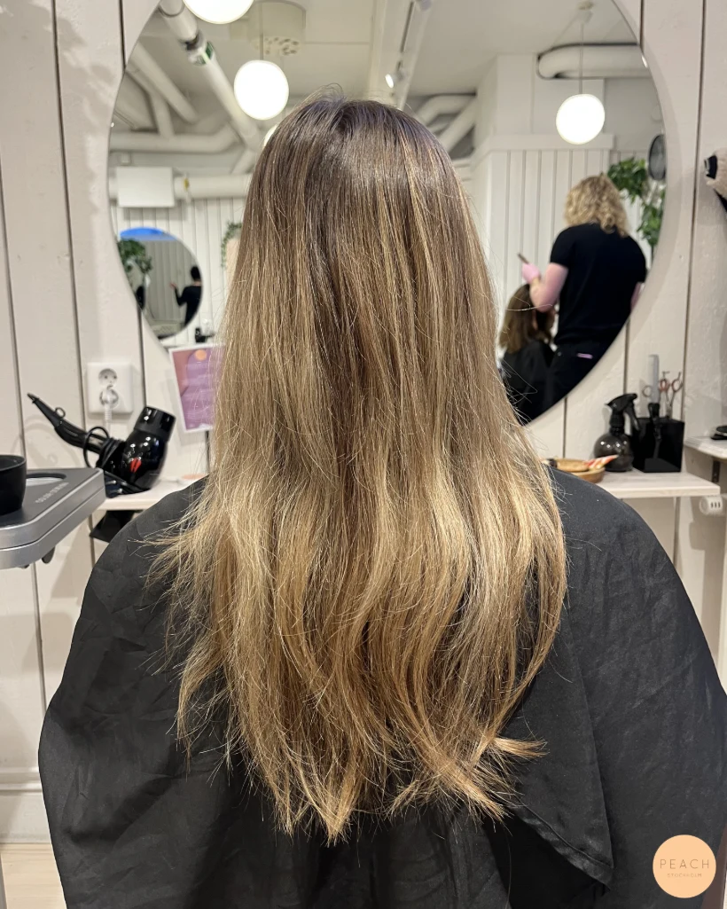 Sval blond med mjuk root shadow