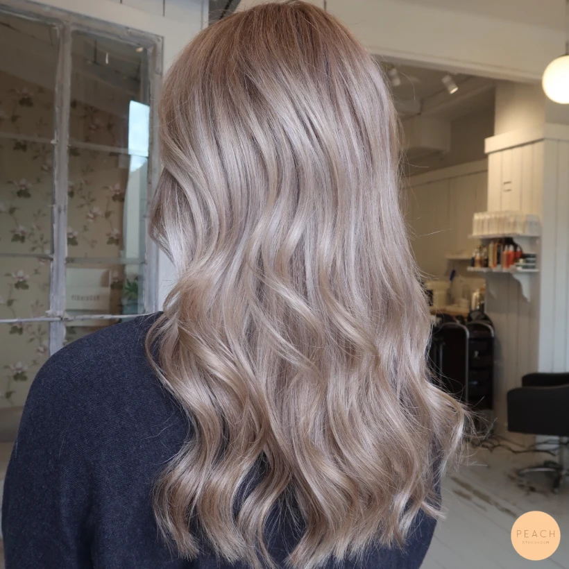 Kall blond hårfärg med fina babylights